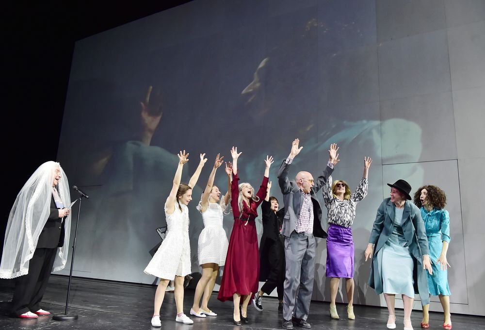 Auf dem Bild: Wolfgang Reinbacher, Johanna Kolberg, Jojo Rösler, Karin Pfammatter, Lea Ruckpaul, Andreas Grothgar, Cathleen Baumann, Minna Wündrich, Claudia Hübbecker – Foto: Sandra Then