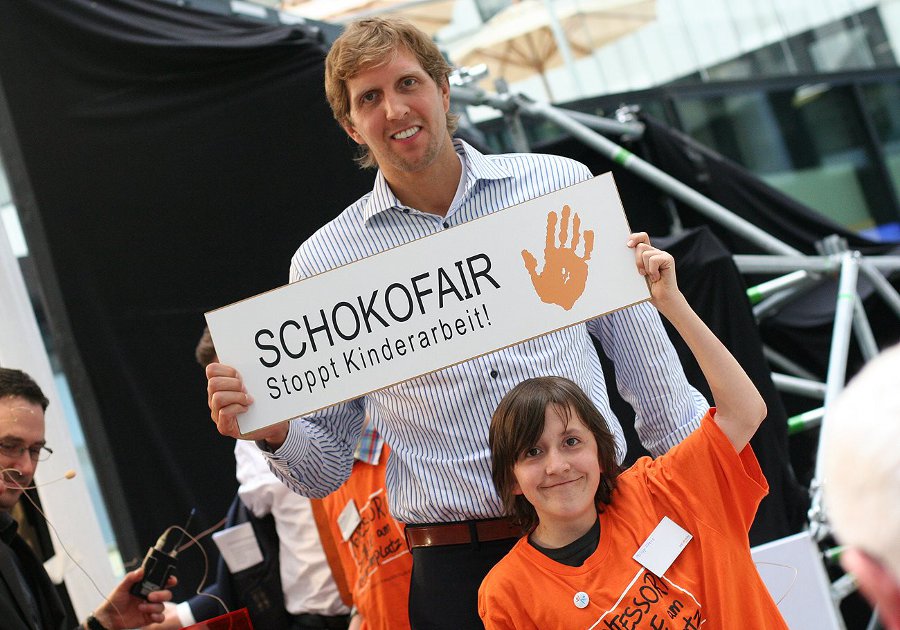 Auch Basketball-Star Dirk Nowitzki ließ sich mit den Schokofair-Schülern fotografieren. Schokofair-AG Auch Basketball-Star Dirk Nowitzki ließ sich mit den Schokofair-Schülern fotografieren. Schokofair-AG