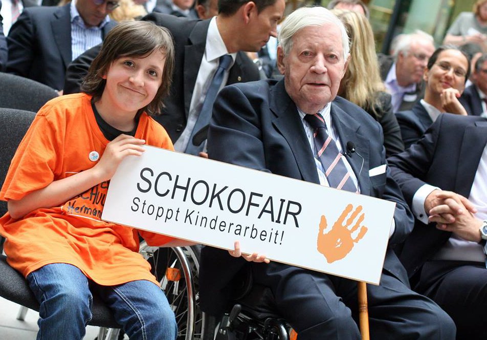Die Düsseldorfer trafen auch den mittlerweile verstorbenen Altkanzler Helmut Schmidt. Schokofair-AG Die Düsseldorfer trafen auch den mittlerweile verstorbenen Altkanzler Helmut Schmidt. Schokofair-AG