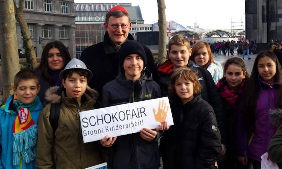Erzbischof Rainer Maria Kardinal Woelki wollte auch ein Foto mit den Jugendlichen machen. Schokofair-AG Erzbischof Rainer Maria Kardinal Woelki wollte auch ein Foto mit den Jugendlichen machen. Schokofair-AG