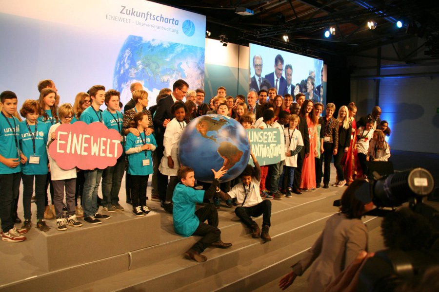 Mittlerweile sind die Schüler nicht nur in Düsseldorf, sondern in ganz Deutschland bekannt. Sie machen Werbung für faire Schokolade und sprechen vor vielen fremden Menschen. Lampenfieber kennen sie mittlerweile nicht mehr.  Schokofair-AG Mittlerweile sind die Schüler nicht nur in Düsseldorf, sondern in ganz Deutschland bekannt. Sie machen Werbung für faire Schokolade und sprechen vor vielen fremden Menschen. Lampenfieber kennen sie mittlerweile nicht mehr. Schokofair-AG