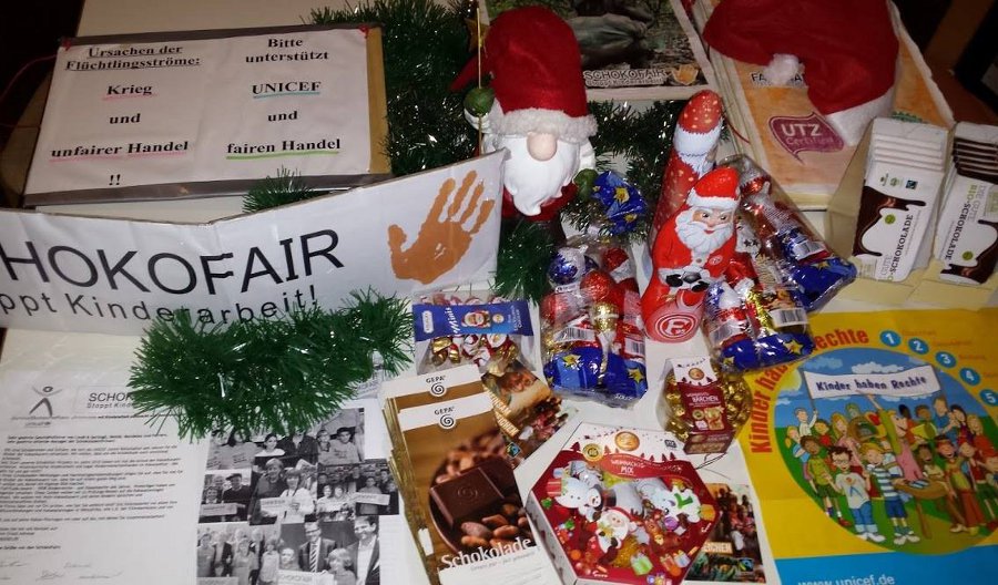 Am Stand der Schokofair-AG in ihrer Schule verkaufen die Schüler faire Schokolade und klären Lehrer und Mitschüler auf. Schokofair-AG Am Stand der Schokofair-AG in ihrer Schule verkaufen die Schüler faire Schokolade und klären Lehrer und Mitschüler auf. Schokofair-AG