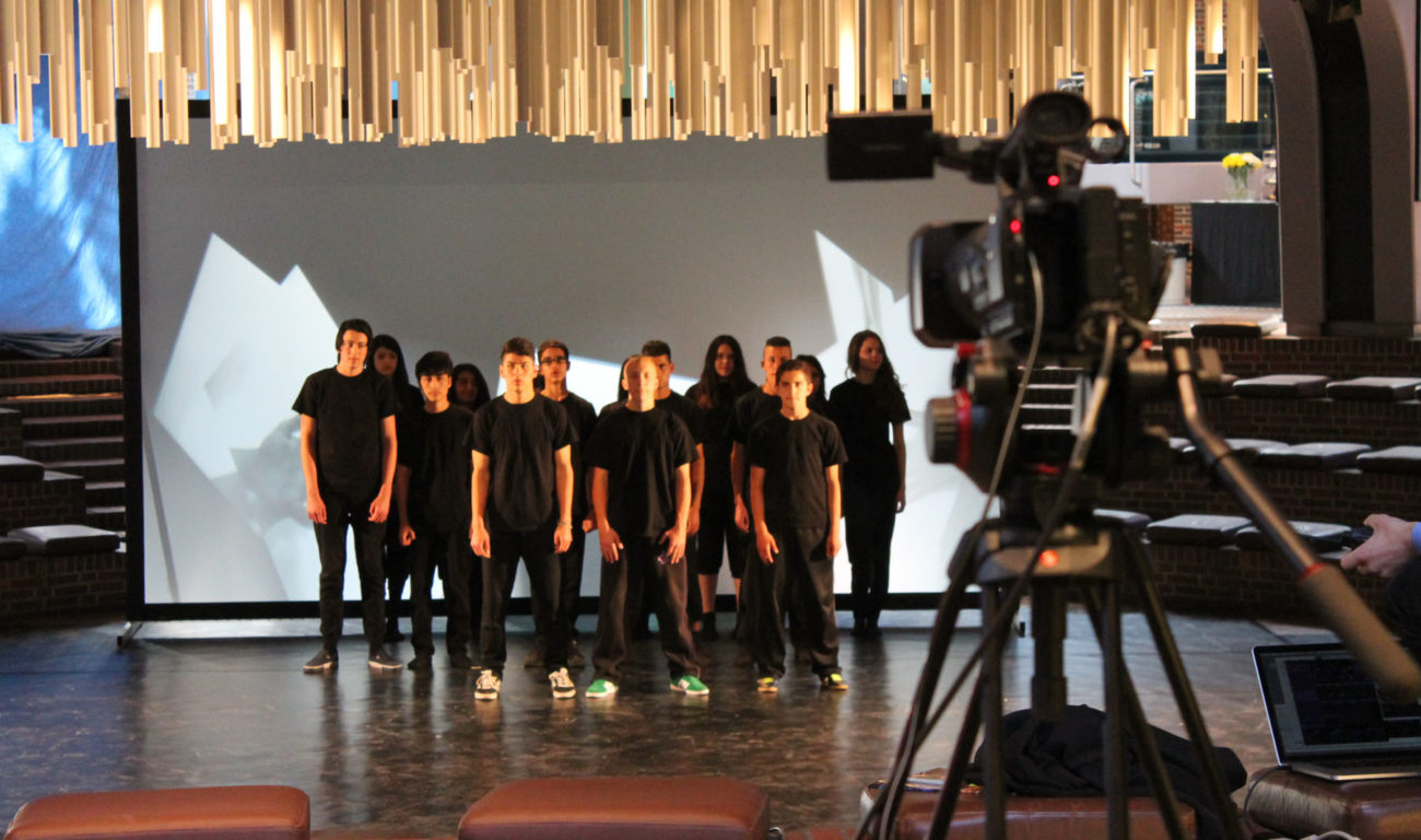 Schüler der Hauptschule Bernburger Straße bei einem live in die Tonhalle übertragenen Tanzauftritt Kai Inboden