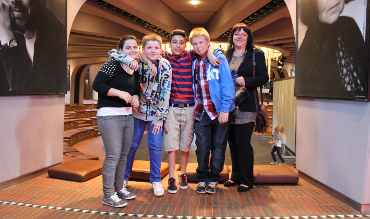 Flora und ihre Mitschüler gemeinsam mit Lehrerin Danuta Ogrodowczyk, die die Klasse beim Projekt betreute Kai Inboden