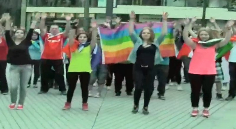 Jugendrat: Der Flashmob gegen Rassismus Die Jugendlichen tanzten mit Länderfahnen gegen Rassismus. Jugendrat Düsseldorf/Screenshot