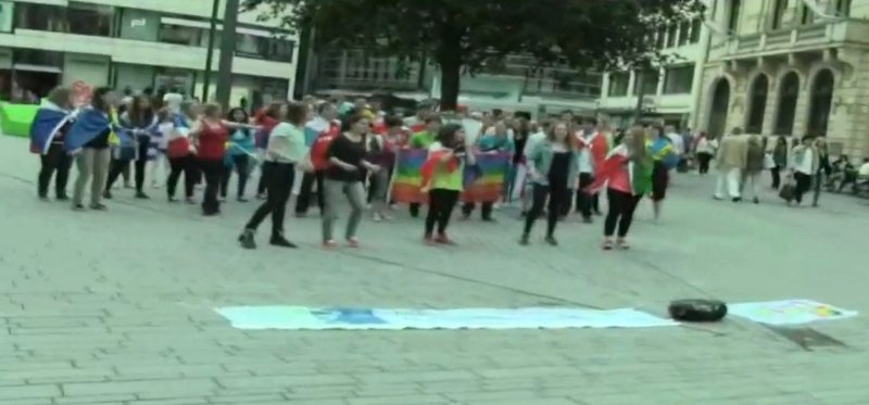 Den Flashmob machten sie mitten auf dem Schadowplatz. Jugendrat Düsseldorf/Screenshot Den Flashmob machten sie mitten auf dem Schadowplatz. Jugendrat Düsseldorf/Screenshot