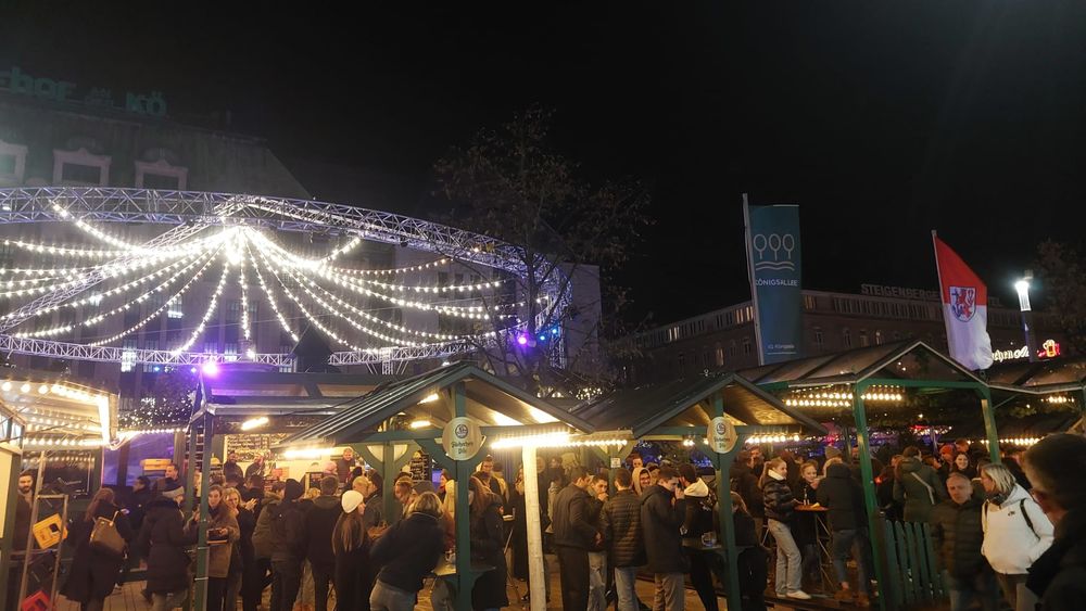 Der Weihnachtsmarkt am Ende der Königsallee ist immer gut besucht. (Foto: Angelo)
