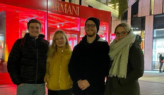 Friedrich (24), Celine (22), Maxi (25) und Lea (22) sind sich einig: Weniger Licht macht keinen großen Unterschied im Stromverbrauch, solange die große Eisbahn immernoch betrieben wird. (Foto: Athina)