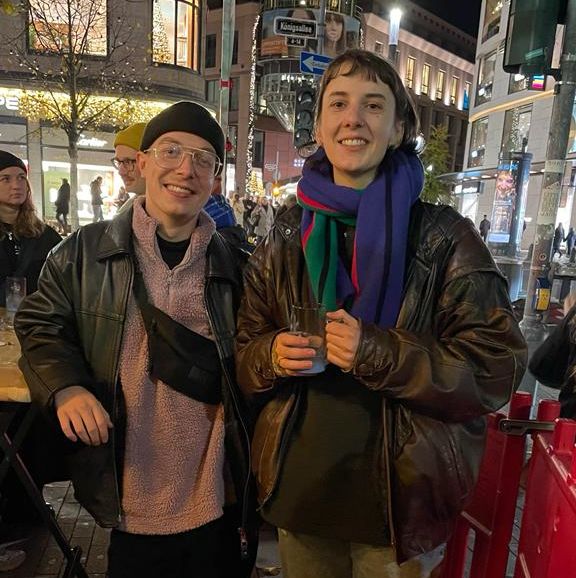 Thea (25) und Jannis (22) fänden es cool, wenn die Eisfläche durch eine Rollschuhbahn ersetzt werden würde. (Foto: Athina)