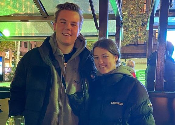 Henri (18) und Kea (18) finden, dass zu viele Lichter eine Stromverschwendung sind. (Foto: Athina)