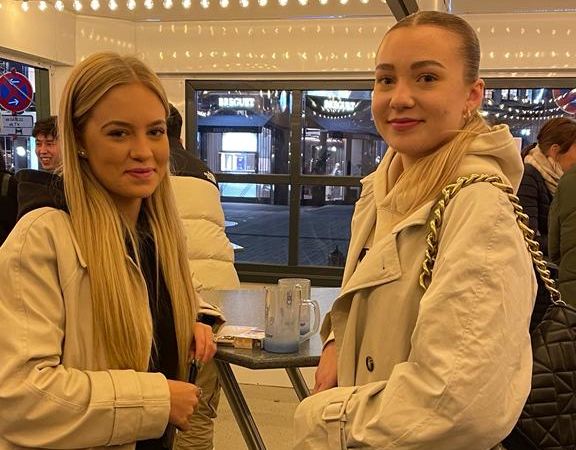 Alia (18) und Romy (18) finden, dass die Stimmung trotz Energiesparen total weihnachtlich ist. (Foto: Athina)