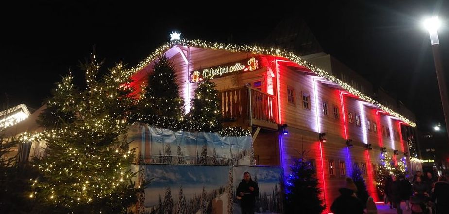 An der Hütte an der Eisfläche leuchten trotz der Maßnahmen viele Lichter. (Foto: Angelo)