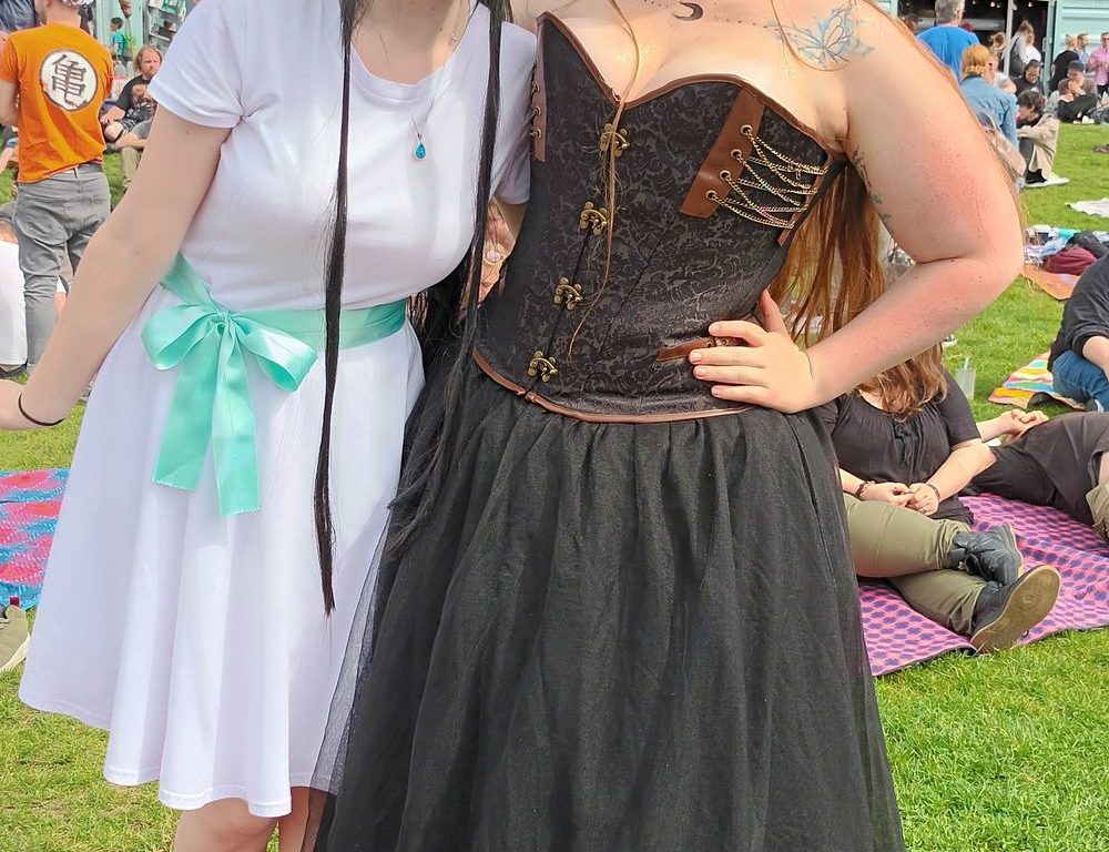 Josephine (23) und Angelique (22) sagen, dass man sich nicht entmutigen lassen soll. Jede*r kann sich Kleidung und Kostüme gestalten wie er oder sie möchte! Josephine (23) und Angelique (22) sagen, dass man sich nicht entmutigen lassen soll. Jede*r kann sich Kleidung und Kostüme gestalten wie er oder sie möchte!