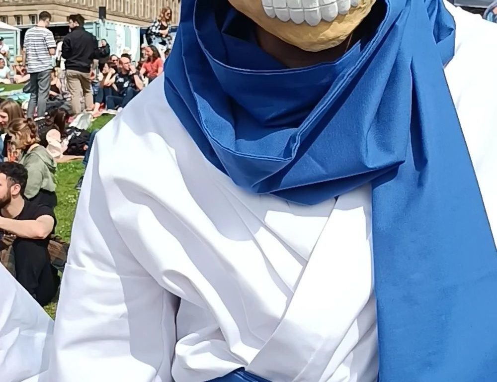 Ruslak (28) macht nicht nur für sich selbst, sondern auch für seine Freund*innen die Kostüme selbst. Ruslak (28) macht nicht nur für sich selbst, sondern auch für seine Freund*innen die Kostüme selbst.