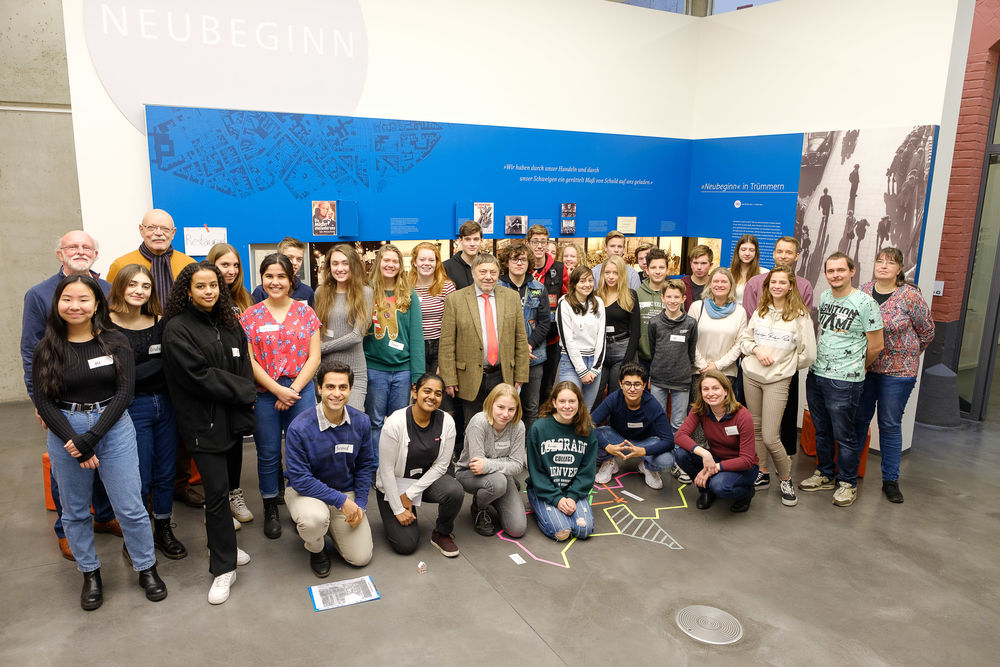 Schülerinnen und Schüler des Veluws College Mheenpark Apeldoorn und ihre Austauschpartner des Friedrich-Rückert-Gymnasiums Düsseldorf trafen sich bei der Mahn-und Gedenkstätte. (Foto: Landeshauptstadt Düsseldorf/Uwe Schaffmeister)