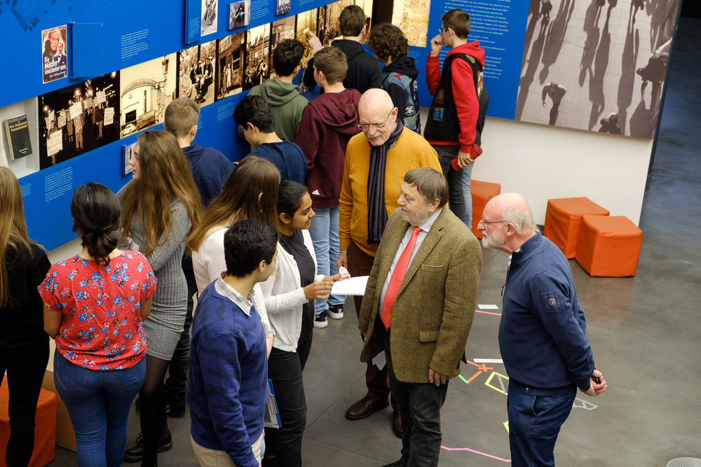 Der Bürgermeister Wolfgang Scheffler lobte und dankte den Jugendlichen für ihr Engagement. (Foto: Landeshauptstadt Düsseldorf/Uwe Schaffmeister)