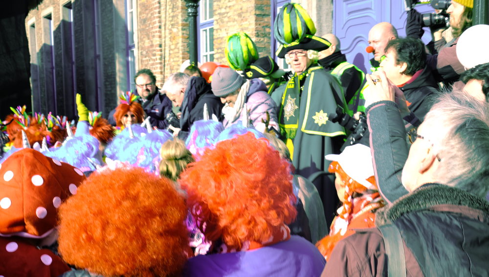 Vor der Rathaustür staut es sich schon in den frühen Morgenstunden. (Foto: youpod)