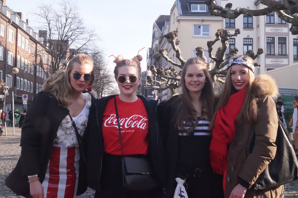 Die Mädels und Frauen nehmen es sich nicht, an diesem Tag zu feiern. (Foto: youpod)