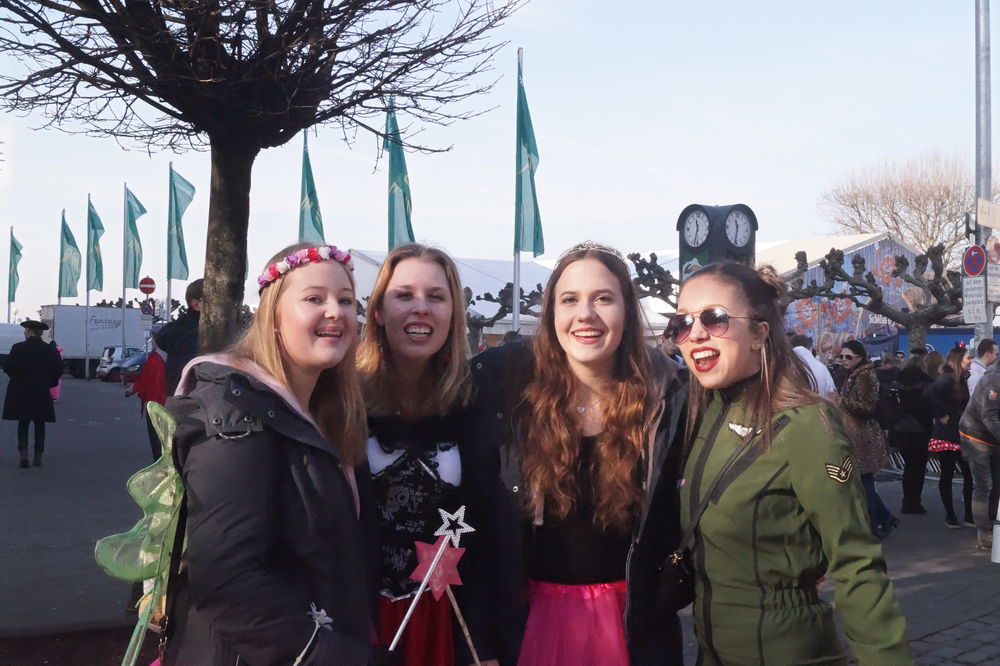 Die Mädels und Frauen nehmen es sich nicht, an diesem Tag zu feiern. (Foto: youpod)