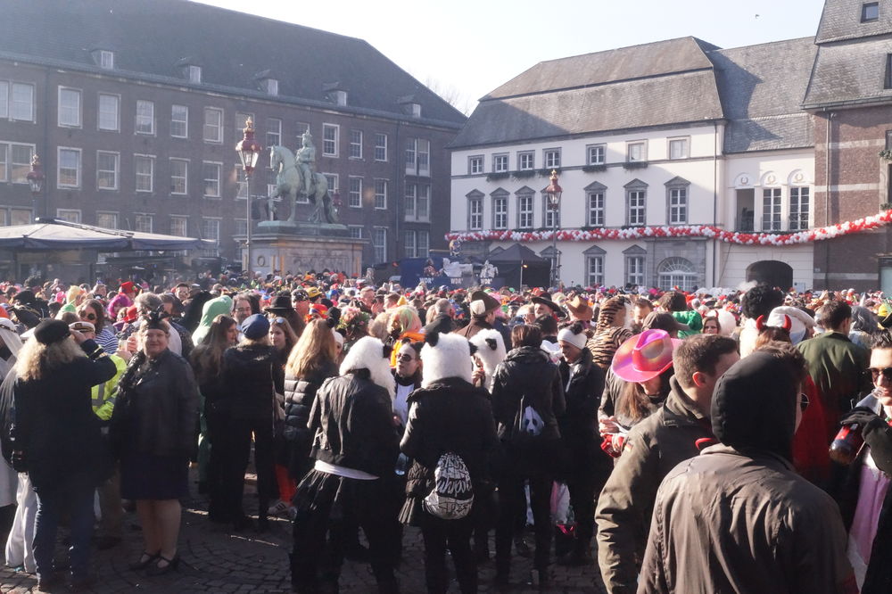 Der Platz ist zur Mittagszeit gut gefüllt mit Besuchern. (Foto: youpod)