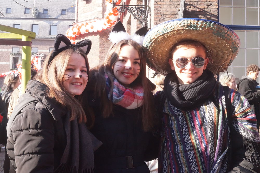 Die Mädels und Frauen nehmen es sich nicht, an diesem Tag zu feiern - auch in männlicher Begleitung. (Foto: youpod)