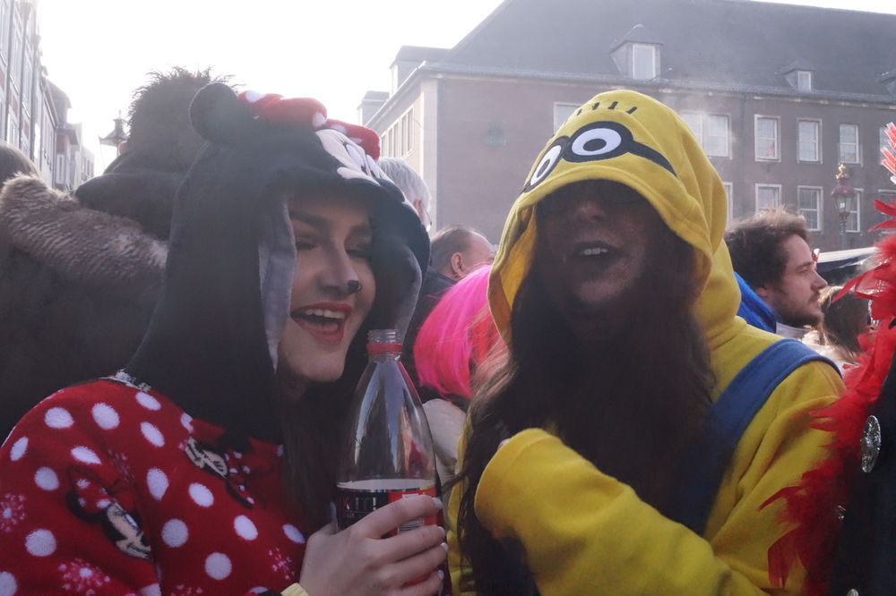 Die warmen Anzüge sind an diesen kalten Tagen voll im Kostüm-Trend. (Foto: youpod)