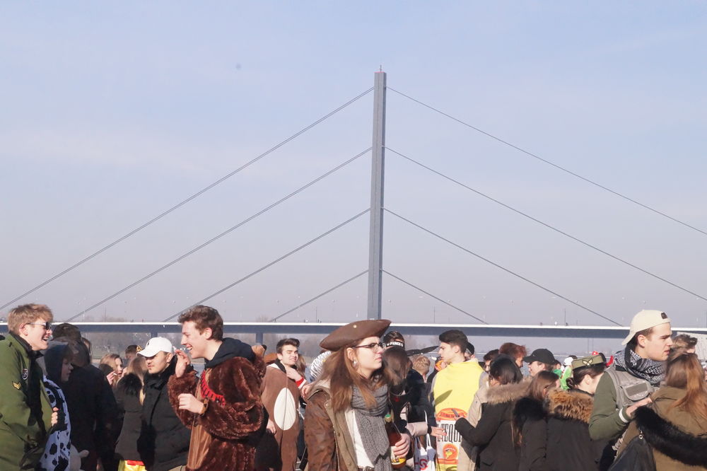 Auch auf den Rheinterassen ist die Stimmung gut. (Foto: youpod)