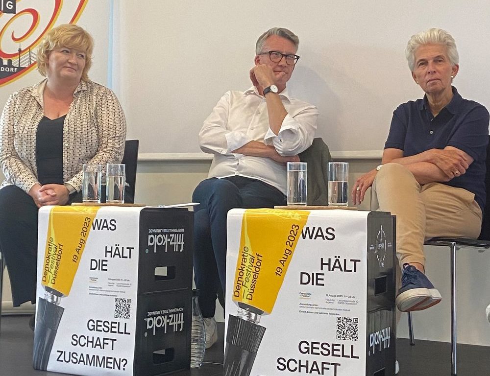 Festival der Demokratie Bei der Podiumsdiskussion konnten die Jugendlichen Politiker*innen mit Fragen löchern. (Foto: youpod / Prisca)