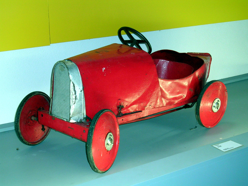 Etwas neuere Seifenkisten gehen am Rheinufer an den Start. AARGON/pixelio.de