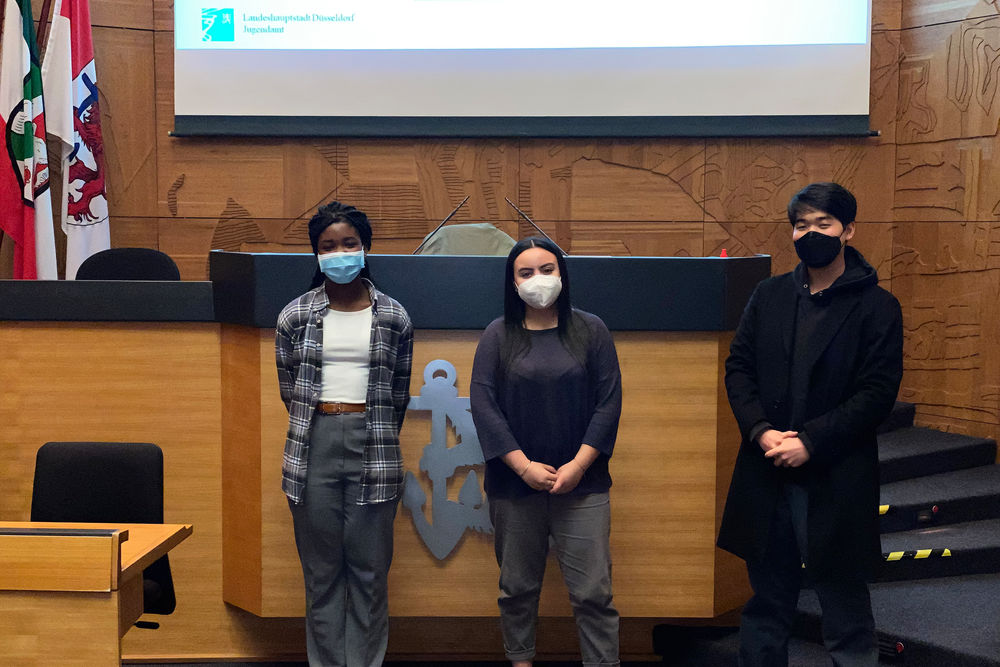 Jugendrat wählt neues Sprechterteam für 2021 Das Sprecherteam des Jugendrates für 2021: Hafida Seghaoui (Mitte) mit ihren Vertretungen Ji-Hun Park (rechts) und Sela Adzoa Apawudzda Amedahevi. (Foto: Landeshauptstadt Düsseldorf)