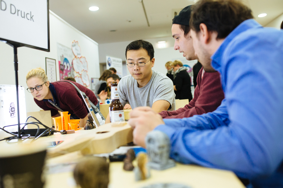 Next Level – Festival for Games (9. bis 12.11.) Beim Games Festival kann man zuschauen, mitdiskutieren und ausprobieren. (Next Level 2016 NRW-Forum © NRWKS / Foto: B. Babic)