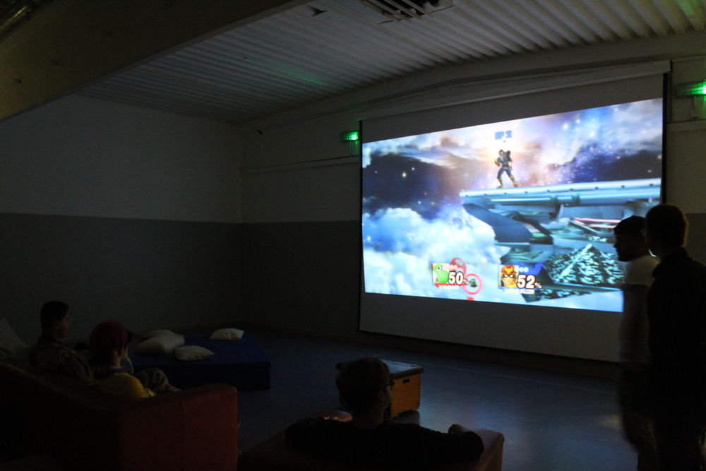 Nachtfrequenz: Jugendliche gehen ihren Leidenschaften nach Die Nacht der Jugendkultur bot Jugendlichen in ganz Düsseldorf verschiedene Angebote. Im SOS-Jugendtreff in Garath konnte zum Beispiel gezockt werden. (Foto: Jonathan)