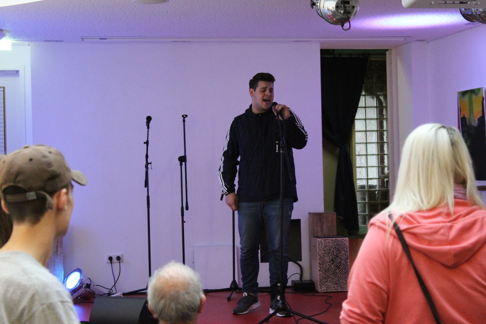 Im Jugendkulturcafé Fanzmann wurde gesungen. (Foto: Jonathan) Im Jugendkulturcafé Fanzmann wurde gesungen. (Foto: Jonathan)