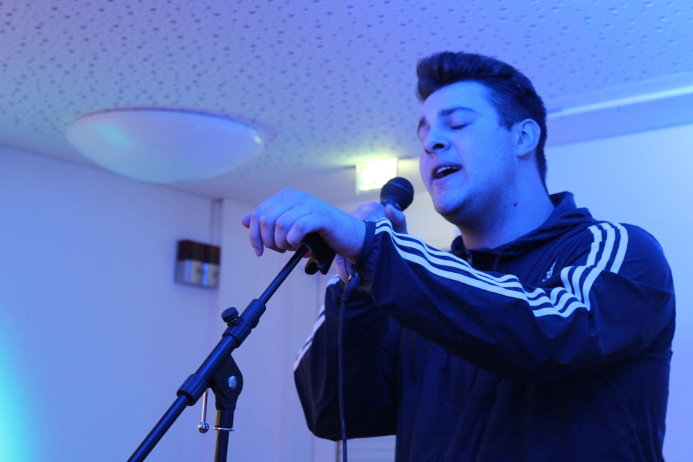 George Polichronidis trat dort auf und präsentierte seine Musik. (Foto: Jonathan) George Polichronidis trat dort auf und präsentierte seine Musik. (Foto: Jonathan)