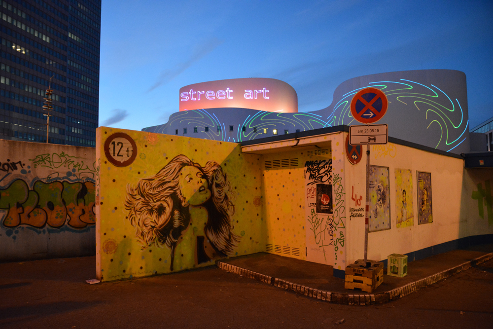 Abends gab es Lichtprojektionen am Schauspielhaus. Dany Abends gab es Lichtprojektionen am Schauspielhaus. Dany