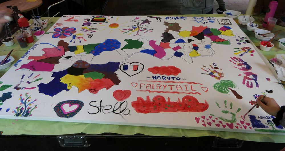 Auf dem Bild, das später im Spilles aufgehangen werden soll, sind sich Toulouse und Düsseldorf plötzlich ganz nah. (Foto: youpod / Vivian)