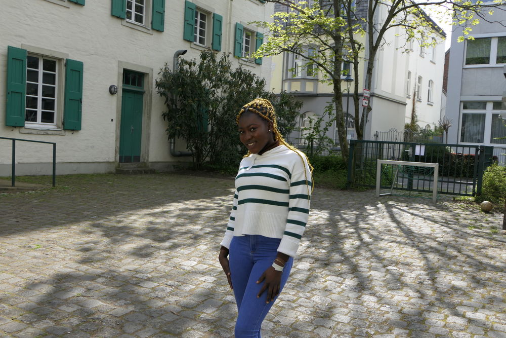 Grâce (15) hat die Mosaikwand am Schlossturm besonders gut gefallen. (Foto: youpod / Vivian)