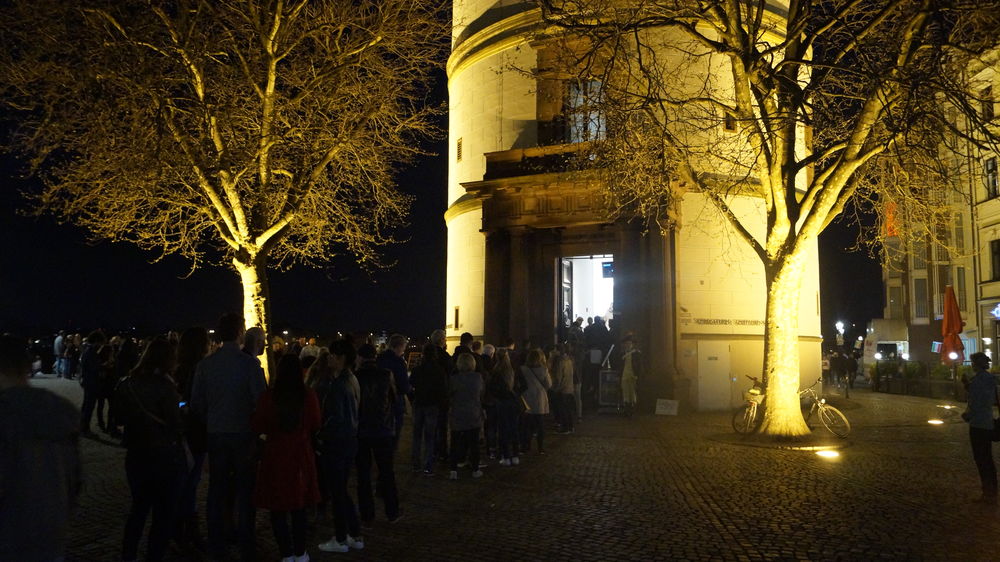 Die Schlange bei Nacht am Schlossturm (Foto: Belal Hejazi)