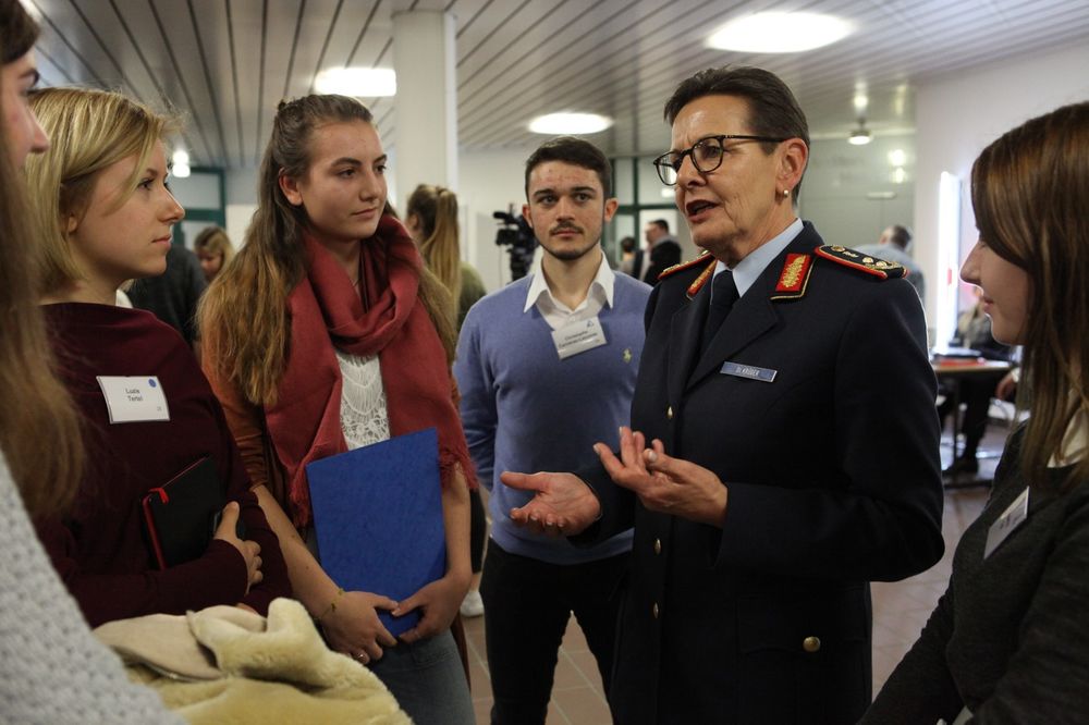 Auch Generalstabsarzt Dr. Gesine Krüger nimmt Stellung zu ihrem militärischen Werdegang , Foto: youngleadersgmbh Auch Generalstabsarzt Dr. Gesine Krüger nimmt Stellung zu ihrem militärischen Werdegang , Foto: youngleadersgmbh