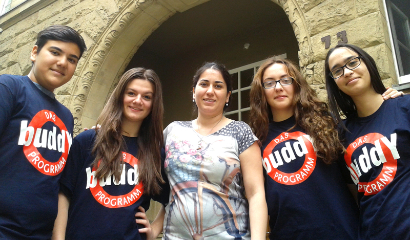 Gute Kumpel an der Realschule Luisenstraße Die Buddys sind mit ihren blauen T-Shirt gut zu sehen. Schulsozialarbeiterin Sengül Altunok (m) hat Idris, Djellza, Selin und Zorana (v. l.) ausgebildet. jt