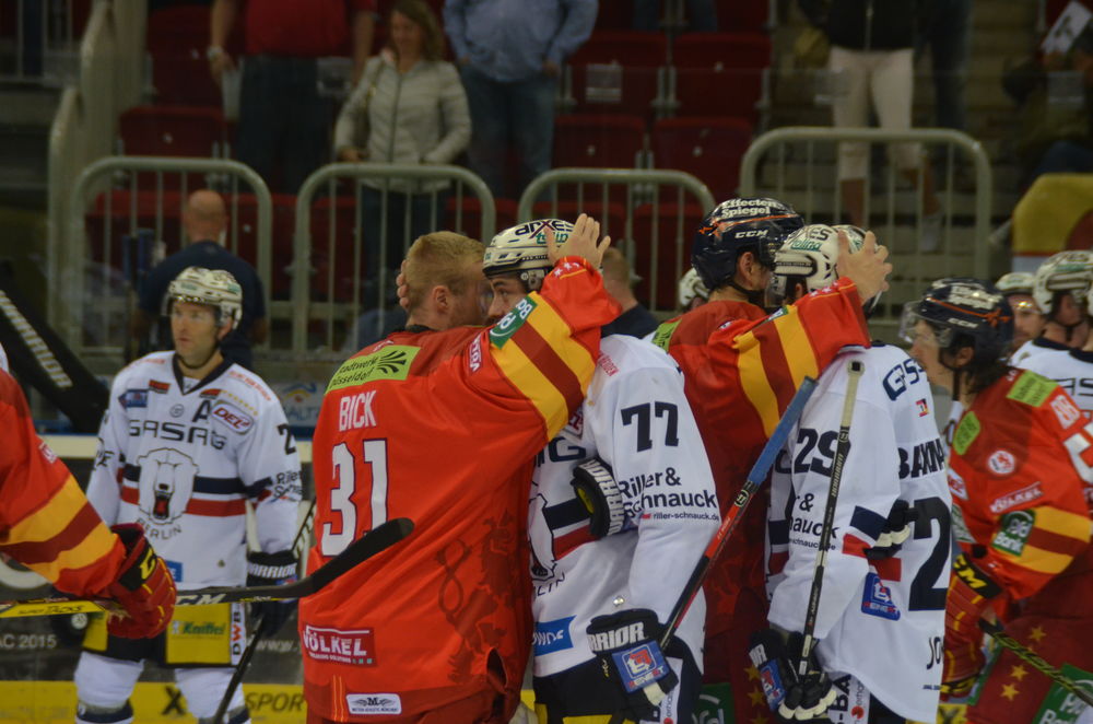 Ex-Düsseldorfer Fischbuch verabschiedet sich von der ehemaligen Mannschaft; Lara A. Ex-Düsseldorfer Fischbuch verabschiedet sich von der ehemaligen Mannschaft; Lara A.