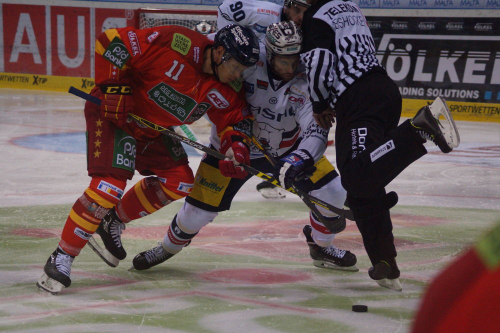 Schiri fliegt, Puck liegt; Justus B. Schiri fliegt, Puck liegt; Justus B.