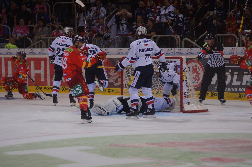 Wenn außer dem Puck auch noch gleich zwei Berliner ins Netz gehen, hat man doch praktisch gewonnen; Lara A. Wenn außer dem Puck auch noch gleich zwei Berliner ins Netz gehen, hat man doch praktisch gewonnen; Lara A.