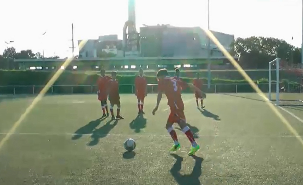 Flüchtlinge trainieren bei Fortuna Die Jugendlichen trainieren einmal die Woche bei Fortuna. Screenshot, Marcus