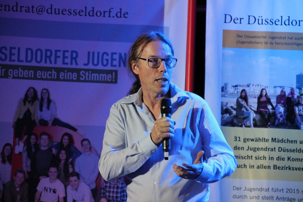 Joachim "Joe" Möntmann, Geschäftsführer des aktuellen Jugendrates, erläutert seine Zukunftsvision Joachim "Joe" Möntmann, Geschäftsführer des aktuellen Jugendrates, erläutert seine Zukunftsvision