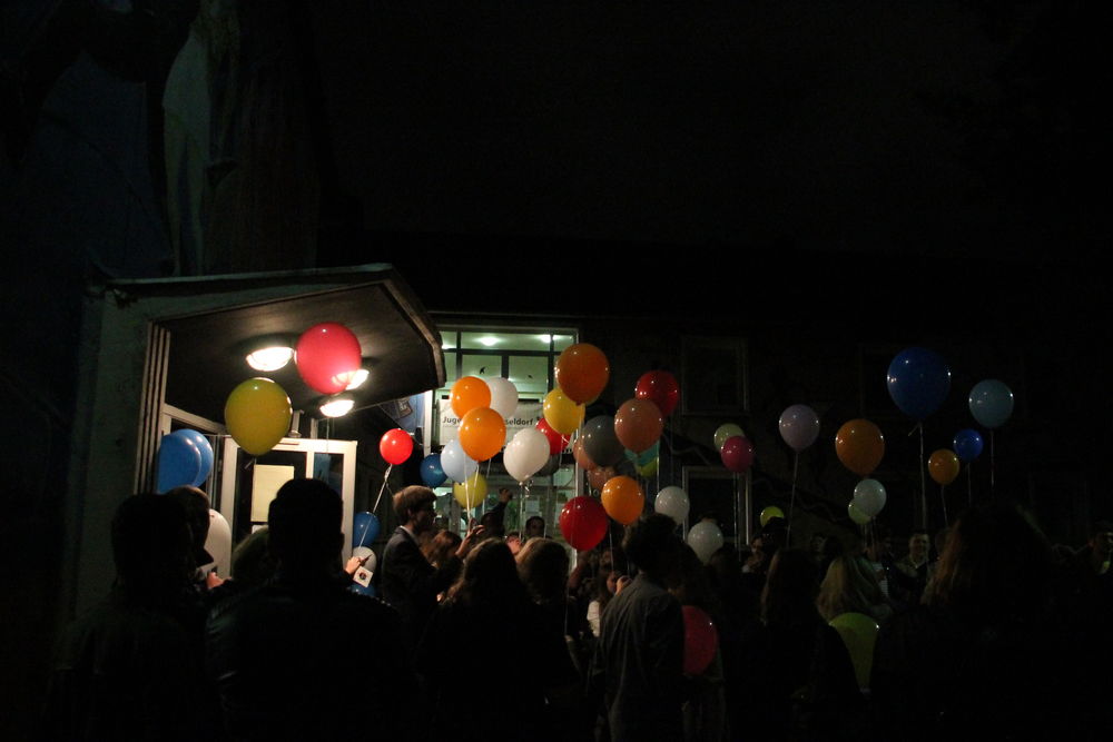 Und dann ging es nach draußen: Wünschkarten wurden mit Luftballons schweben gelassen Und dann ging es nach draußen: Wünschkarten wurden mit Luftballons schweben gelassen