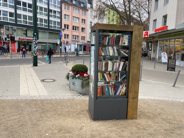 Tauschen und verschenken: Die Bücherschränke in Düsseldorf Auf dem Brehmplatz am Ende der Rethelstraße hat der Offene Bücherschrank des Literaturbüros NRW seinen neuen Platz gefunden. (Foto: Landeshauptstadt Düsseldorf/Bezirksverwaltungsstelle 2)