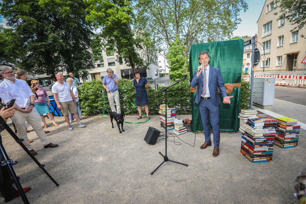 Bürgermeister Josef Hinkel spricht zur Enthüllung des Bücherschranks auf dem Apostelplatz in Gerresheim. (Foto: Landeshauptstadt Düsseldorf/Melanie Zanin) Bürgermeister Josef Hinkel spricht zur Enthüllung des Bücherschranks auf dem Apostelplatz in Gerresheim. (Foto: Landeshauptstadt Düsseldorf/Melanie Zanin)