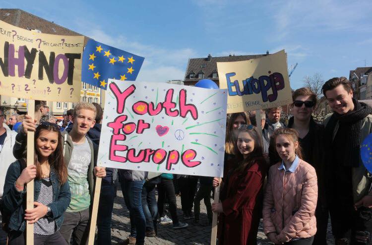 Ein Statement für Europa: Floriana, Justus, Lydia, Shaylin, Paulin, Marvin und Leon (v.l.) Ein Statement für Europa: Floriana, Justus, Lydia, Shaylin, Paulin, Marvin und Leon (v.l.)