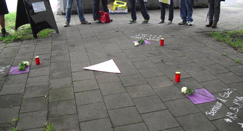 Auf dem Boden standen drei Namen von schwulen NS-Opfern - dabei: der Rosa Winkel. PULS Auf dem Boden standen drei Namen von schwulen NS-Opfern - dabei: der Rosa Winkel. PULS
